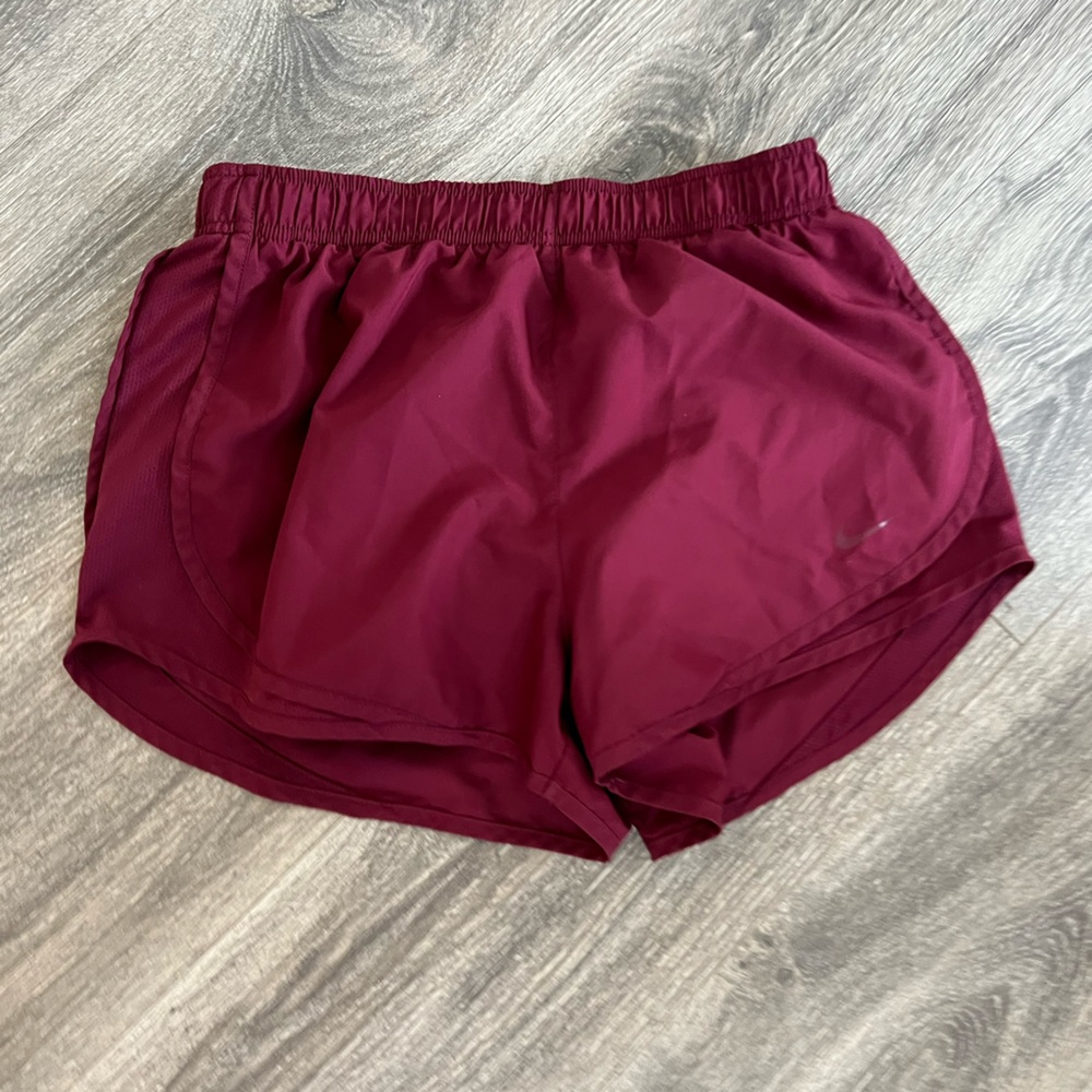MAROON NIKE WORKOUT SHORTS